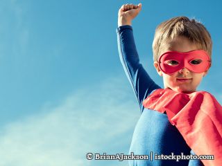 528060486-Superheld-Kind-im-roten-Umhang-und-Maske