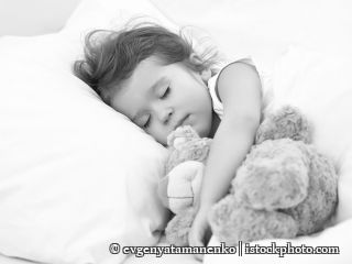 614610390-Kinder kleines Mädchen schläft im Bett mit Teddybär