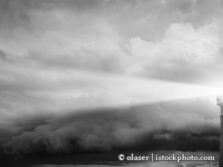 519649676-Leuchtturm und schlechtes Wetter im Hintergrund